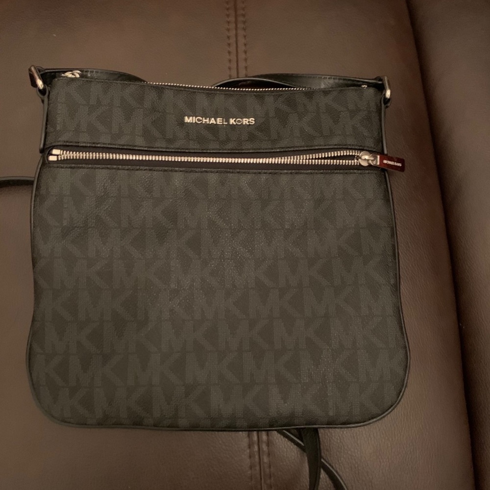 Black Michael Kors Crossbody (perfect condition)